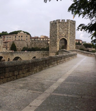 Puente de entrada a Besalú